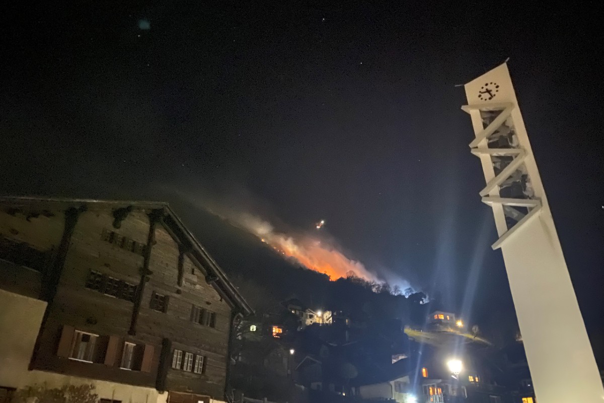 In Hohtenn VS brannte es im Wald.