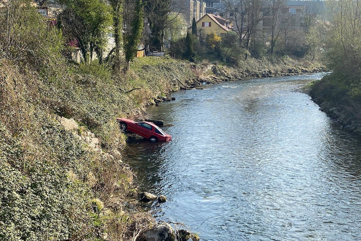 Laufen BL – Ungesicherter Personenwagen rollt in die Birs