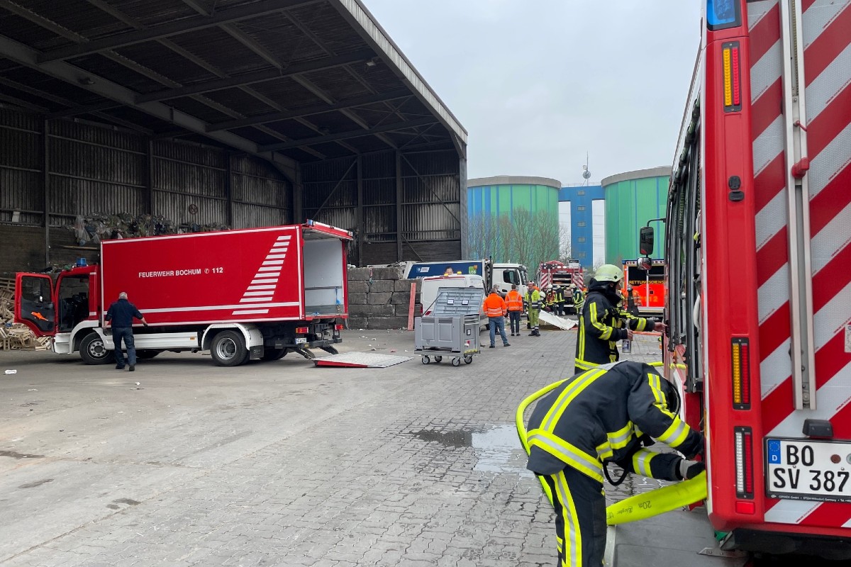 Bochum - Person mit Hand in Pressvorrichtung eines Müllsammelfahrzeuges eingeklemmt