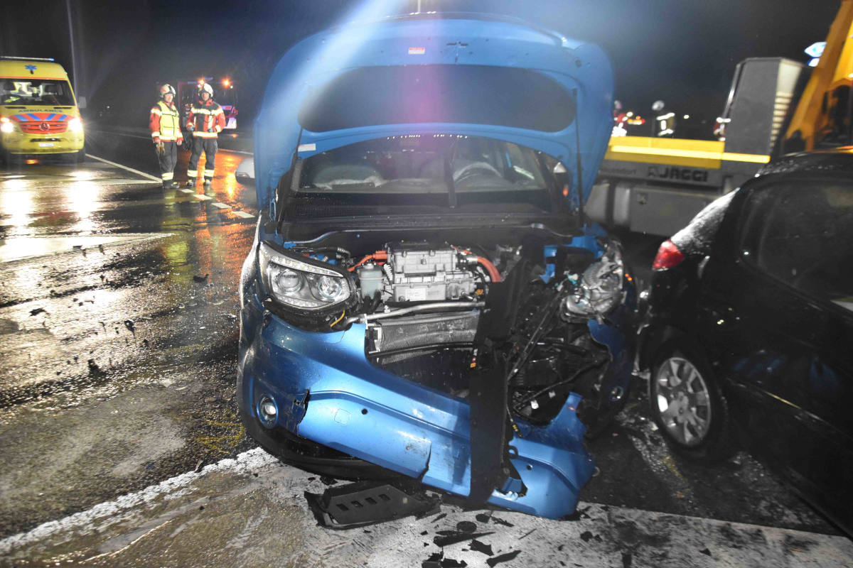 Kollision mit drei beteiligten Fahrzeugen