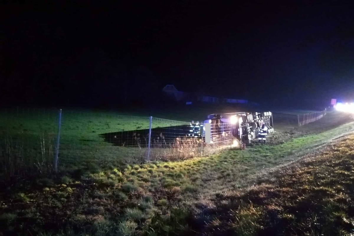 Sattelzug kippte um auf der A9