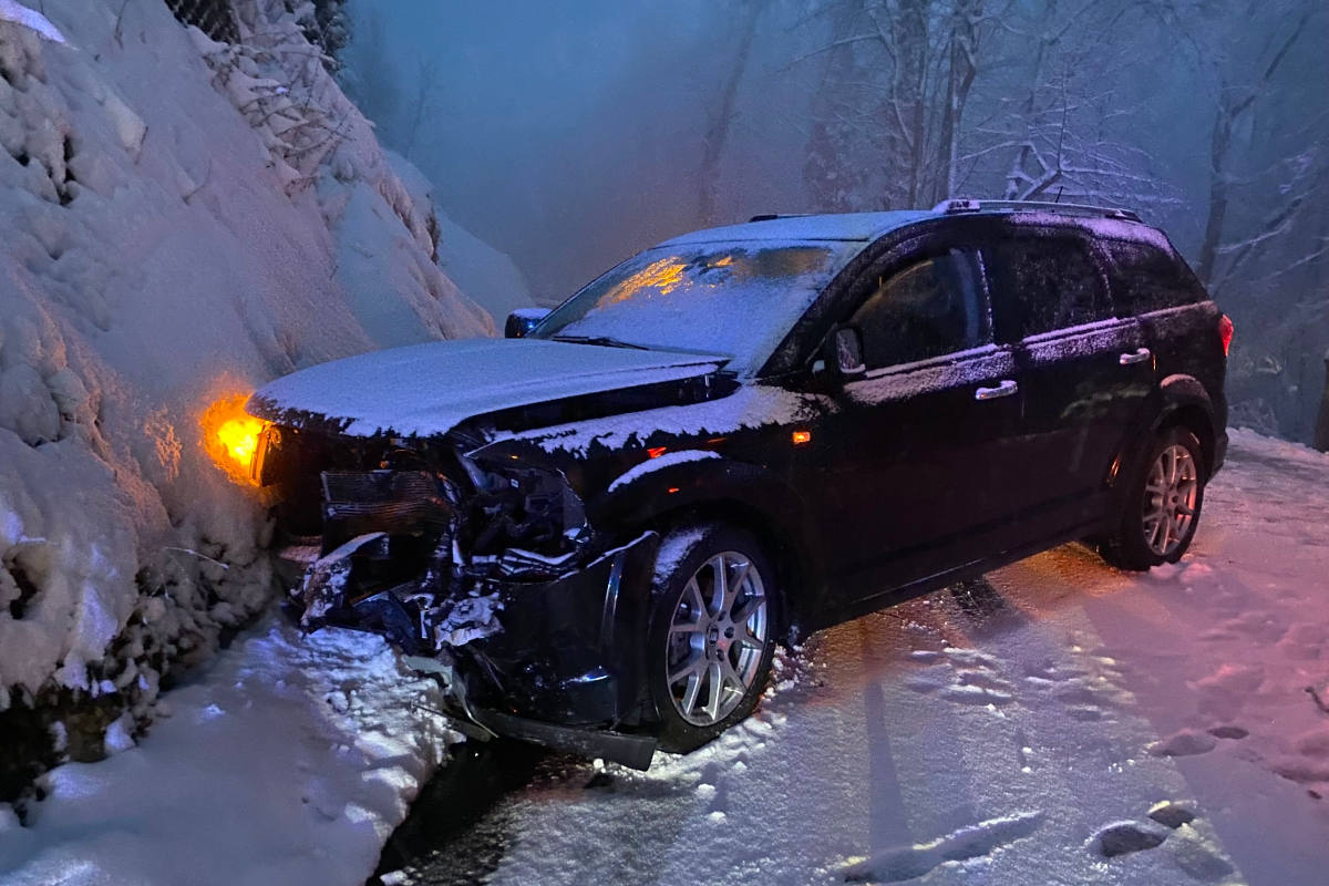 Kollision mit drei beteiligten Autos auf schneebedeckter Strasse
