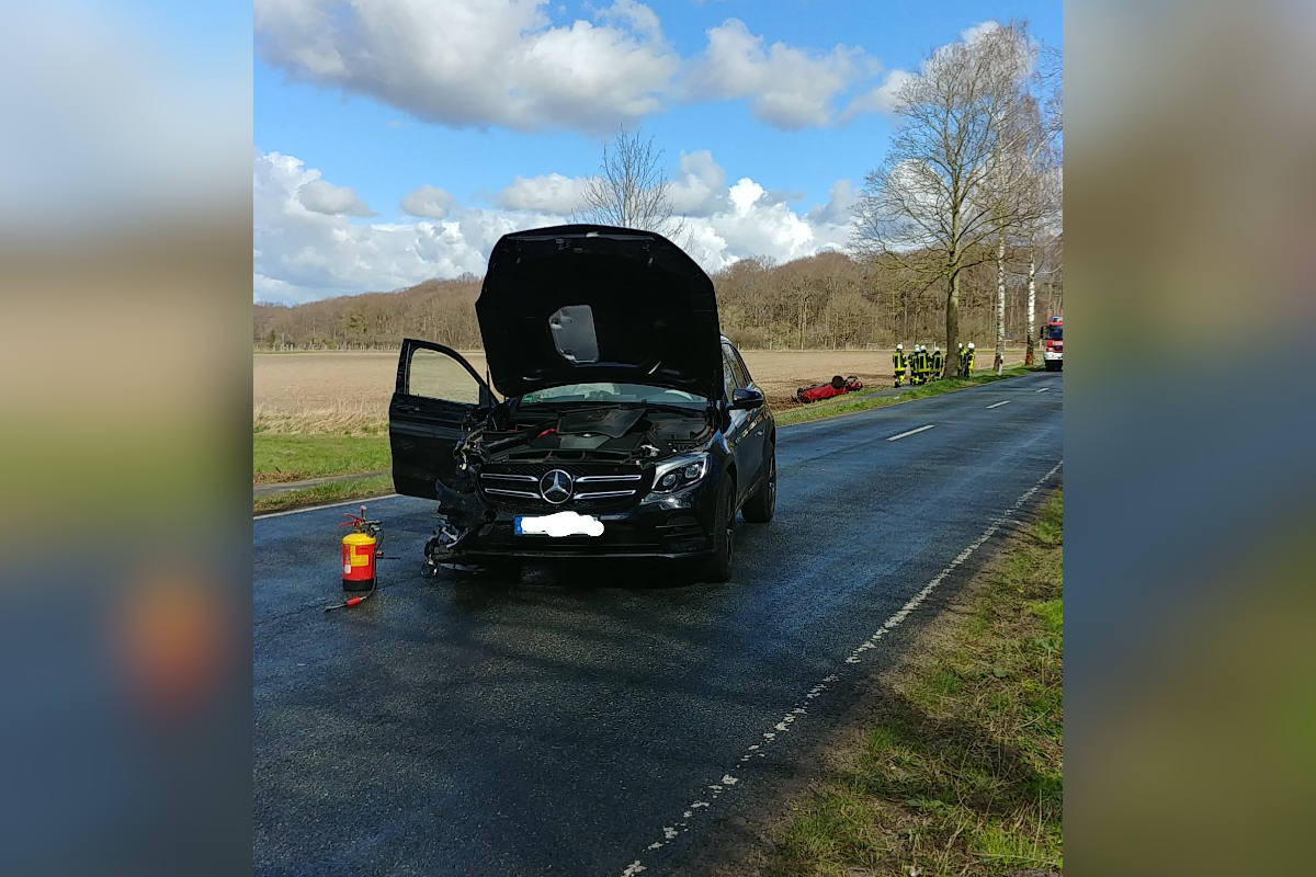 Auto landet auf dem Dach