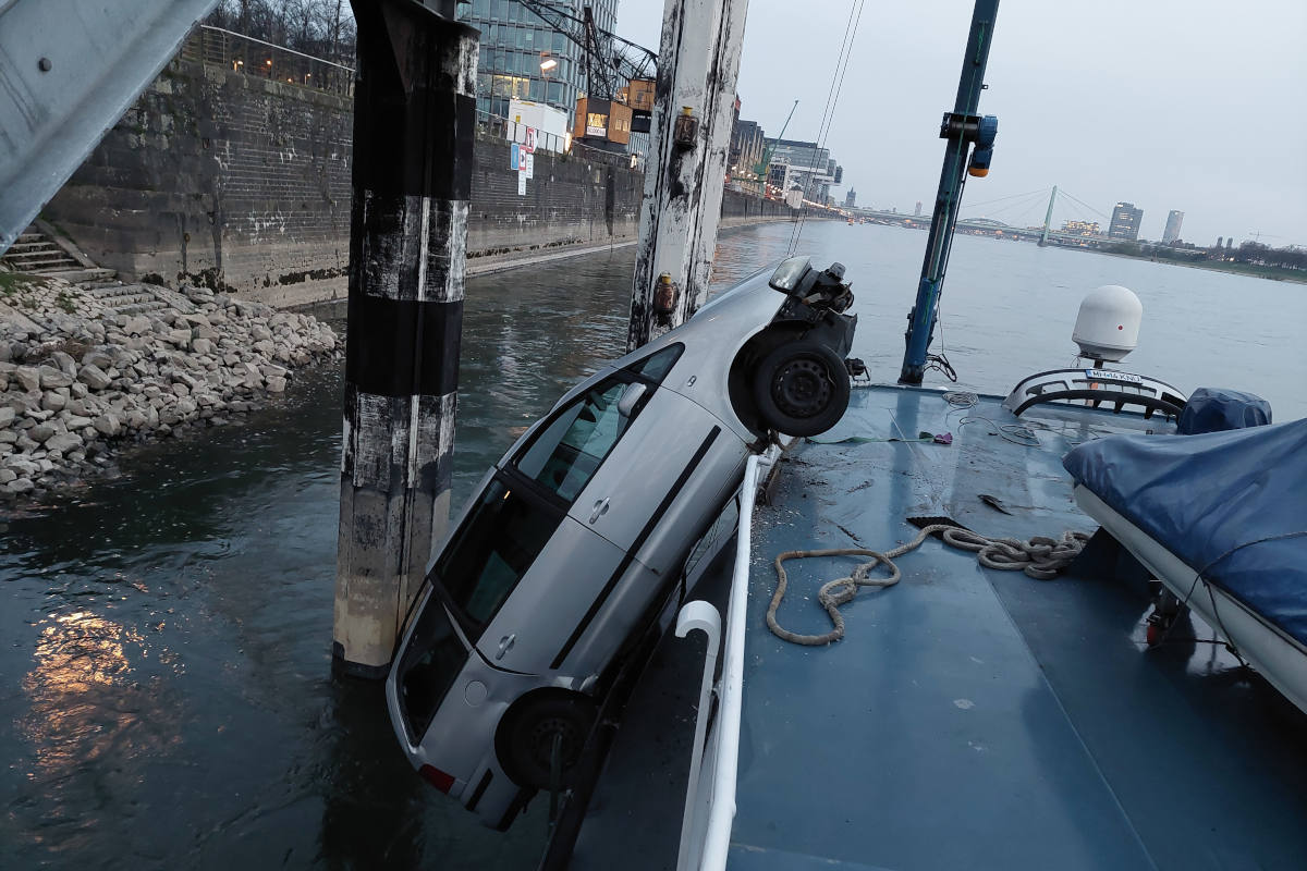 Auto rutscht beim Verladen ab und droht in den Rhein zu fallen
