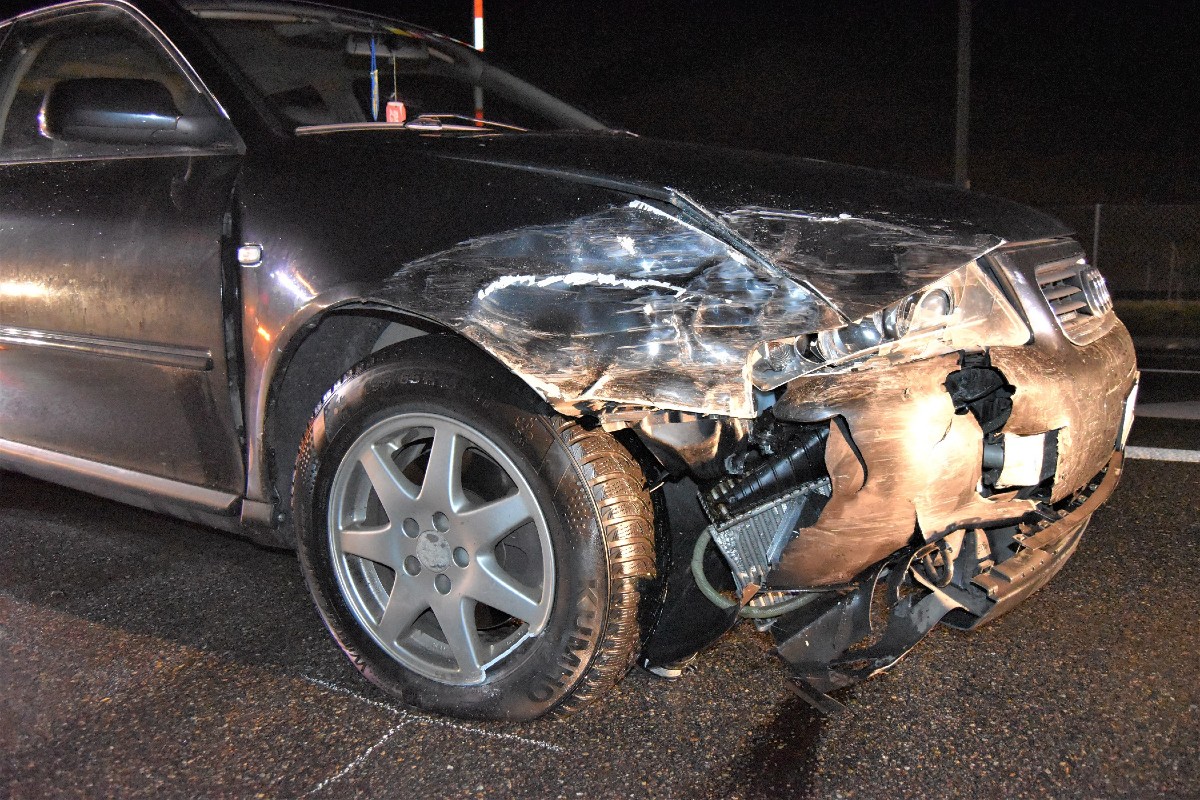 Waldstatt AR - Zwei junge Autolenkerinnen bauen einen Verkehrsunfall