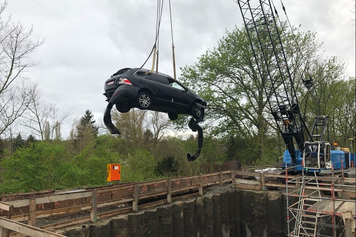 Essen - Endstation Baustelle - Fahrerflucht endet spektakulär