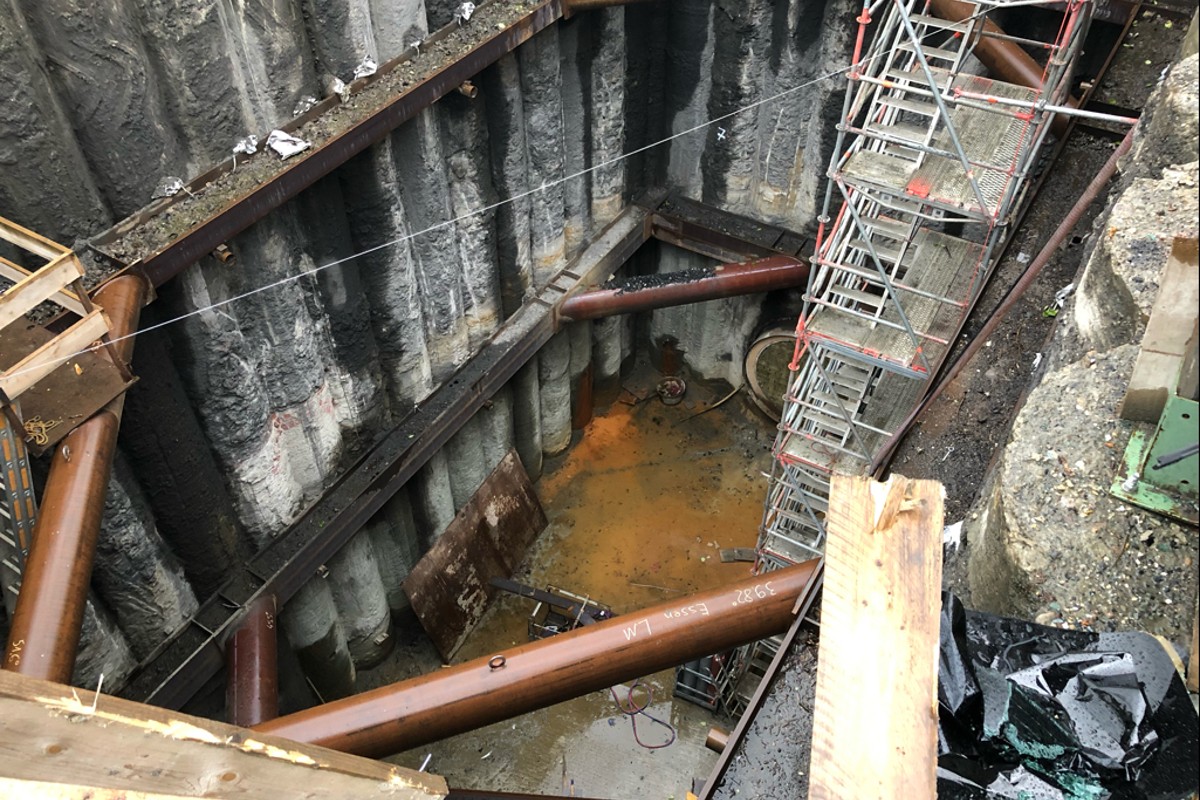 Essen - Endstation Baustelle - Fahrerflucht endet spektakulär