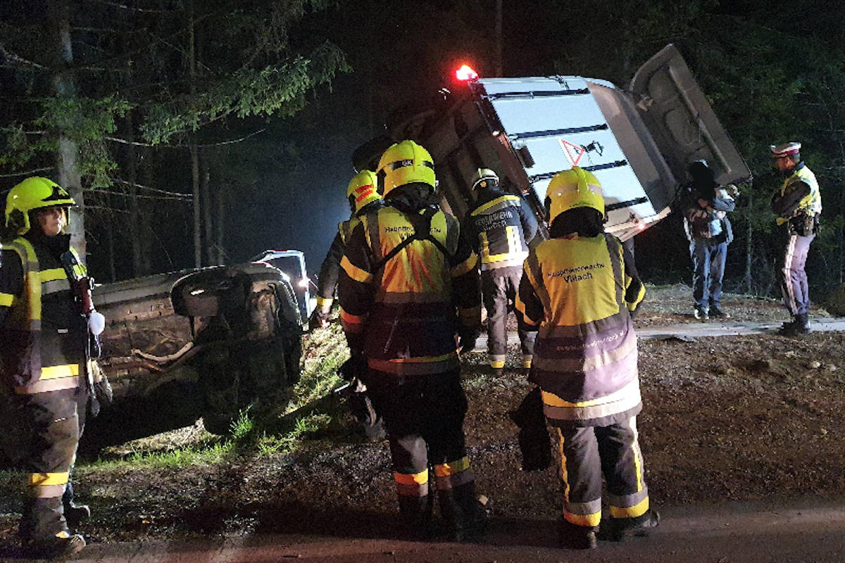 Wild ausgewichen und mit Pferdeanhänger umgekippt
