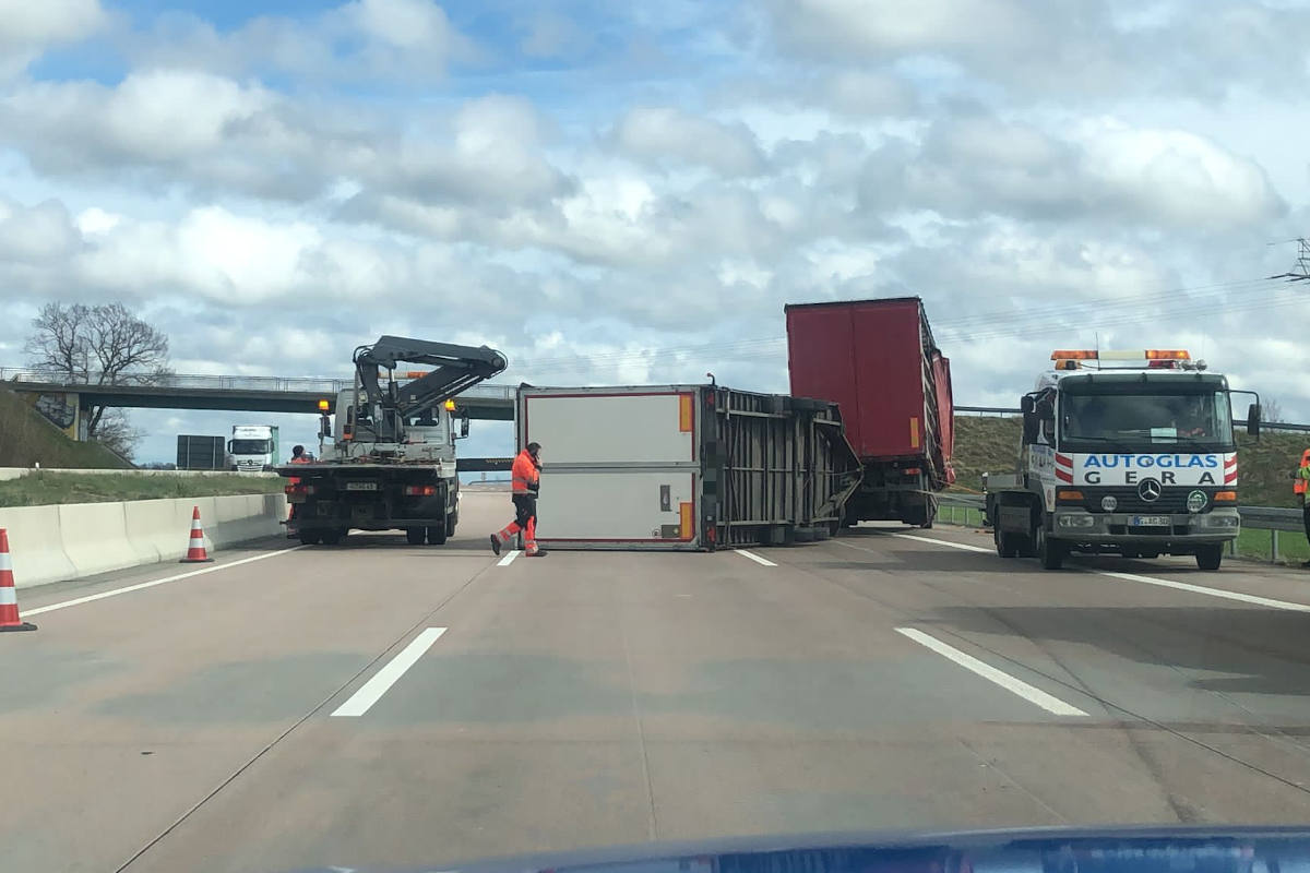 A4 Gera – Schwere Sturmböen kippen Lkw-Anhänger um!