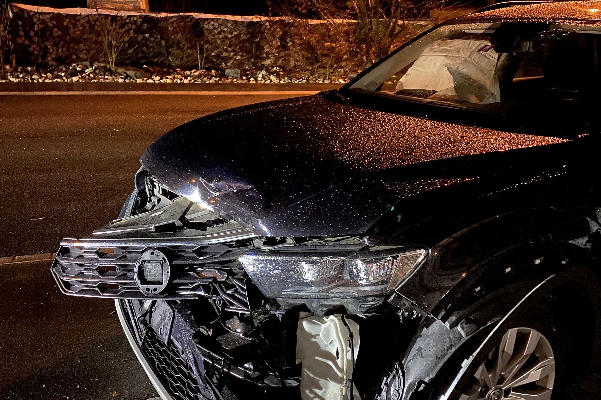 Buckten BL - Auto kollidiert mit zwei parkierten Personenwagen vor Garagenbetrieb