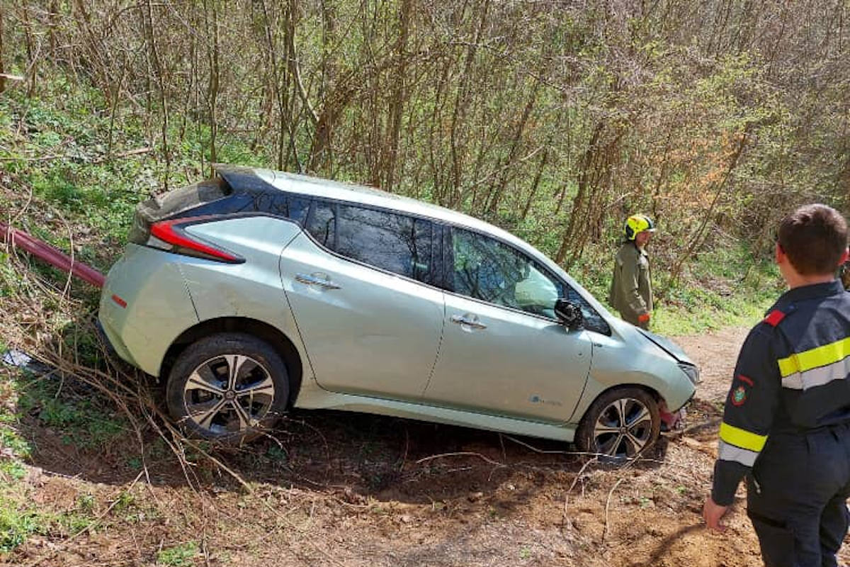 Pkw schlitterte über eine steile Böschung