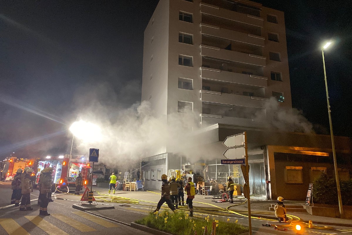 Oberwil BL - Pizzeria und Brockenstube geraten in Brand