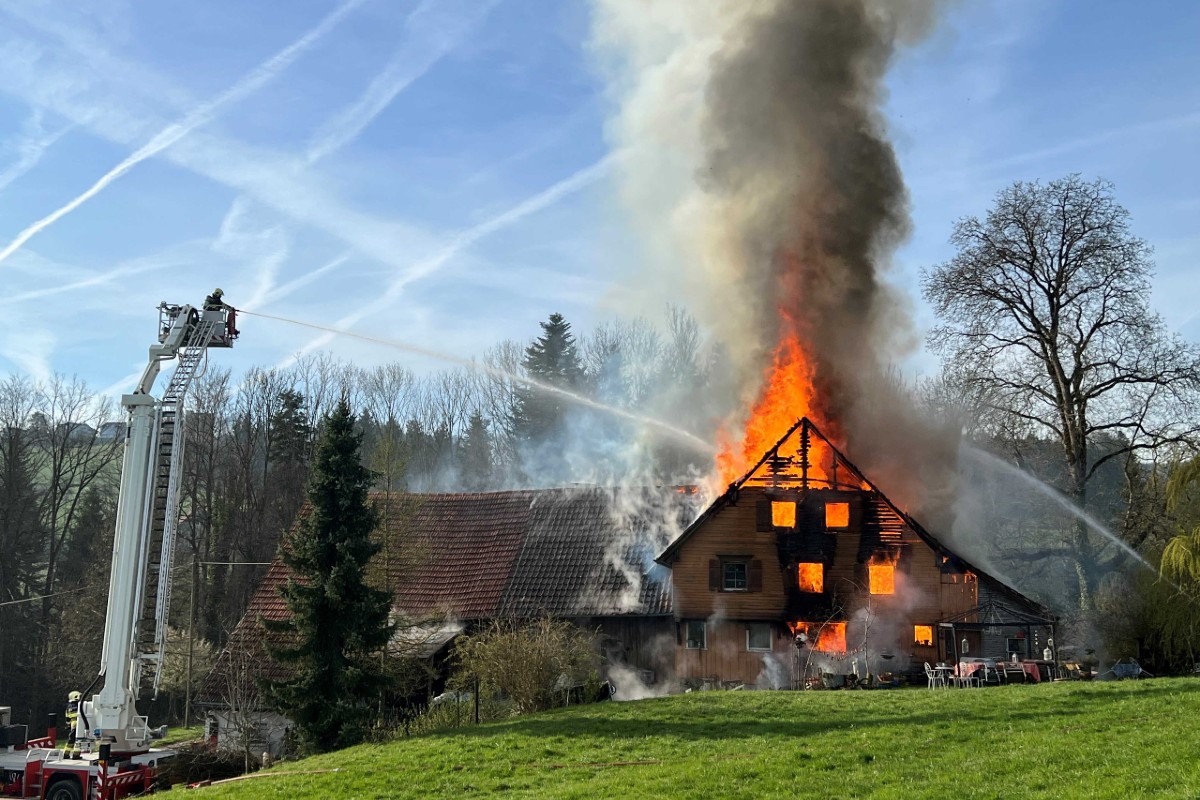 In Niederglatt SG wurde ein Bauernhaus durch einen Brand zerstört.