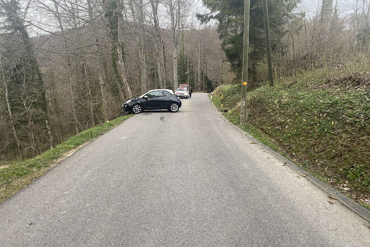 Oltingen - 73-Jährige verliert Kontrolle über Auto und kollidiert mit Strommast