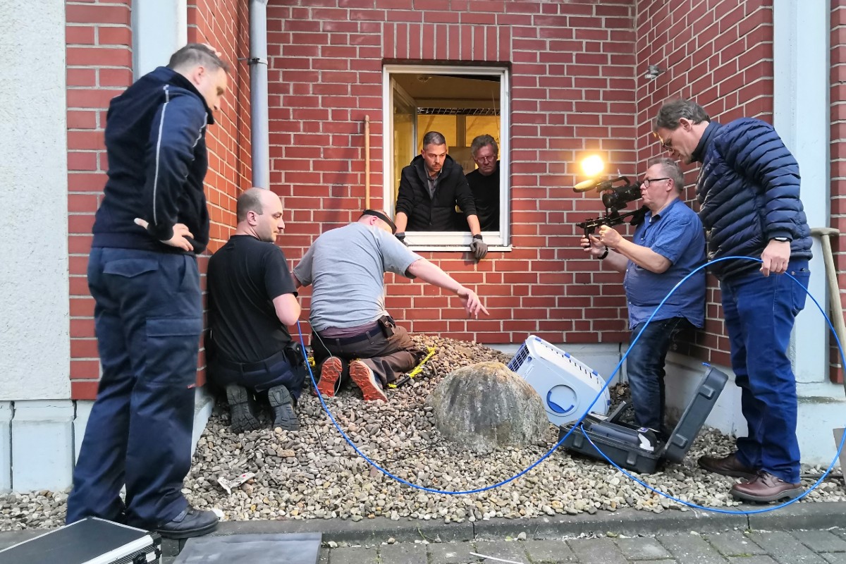 Grevenbroich - Katzenbaby nach 5 Stunden aus Rohr gerettet