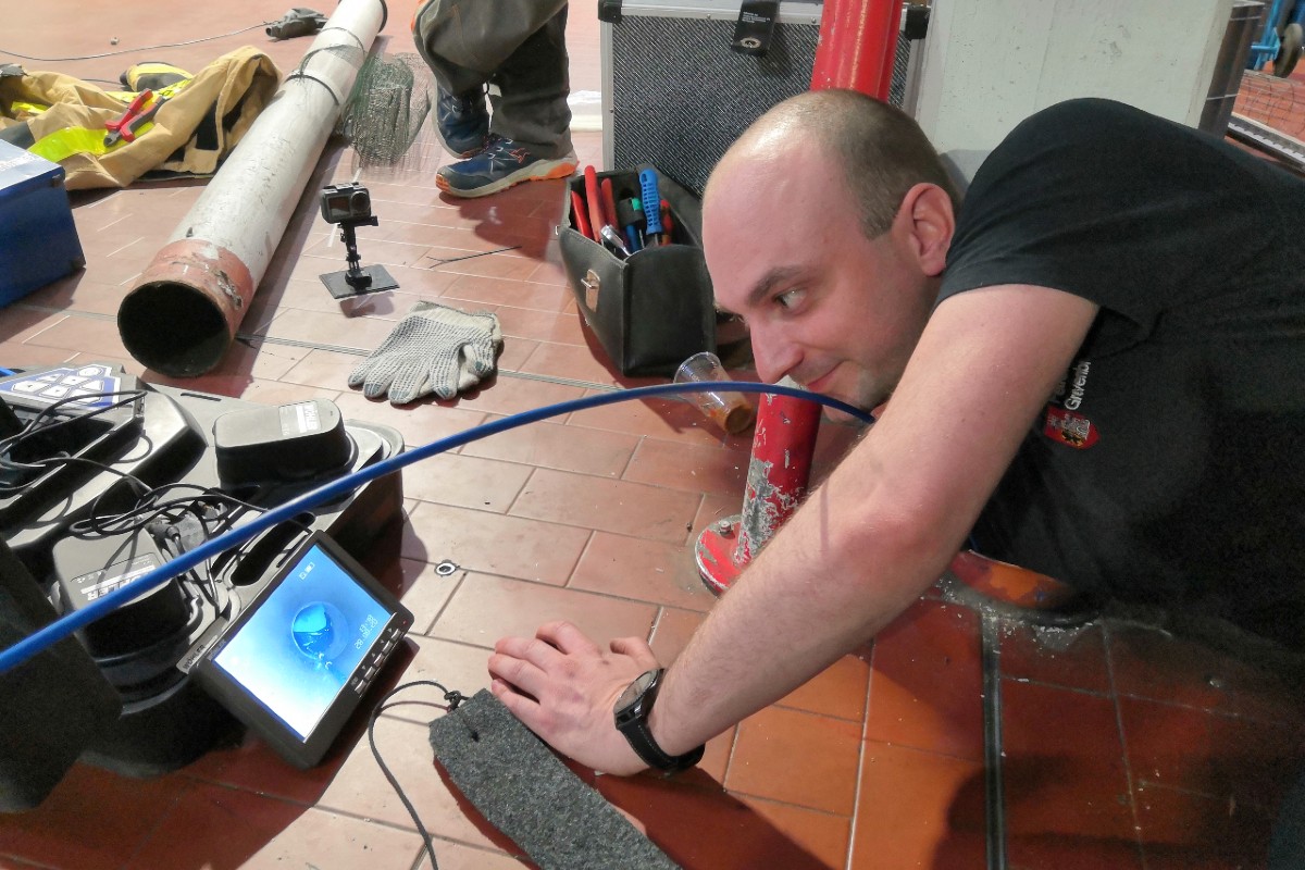 Grevenbroich - Katzenbaby nach 5 Stunden aus Rohr gerettet