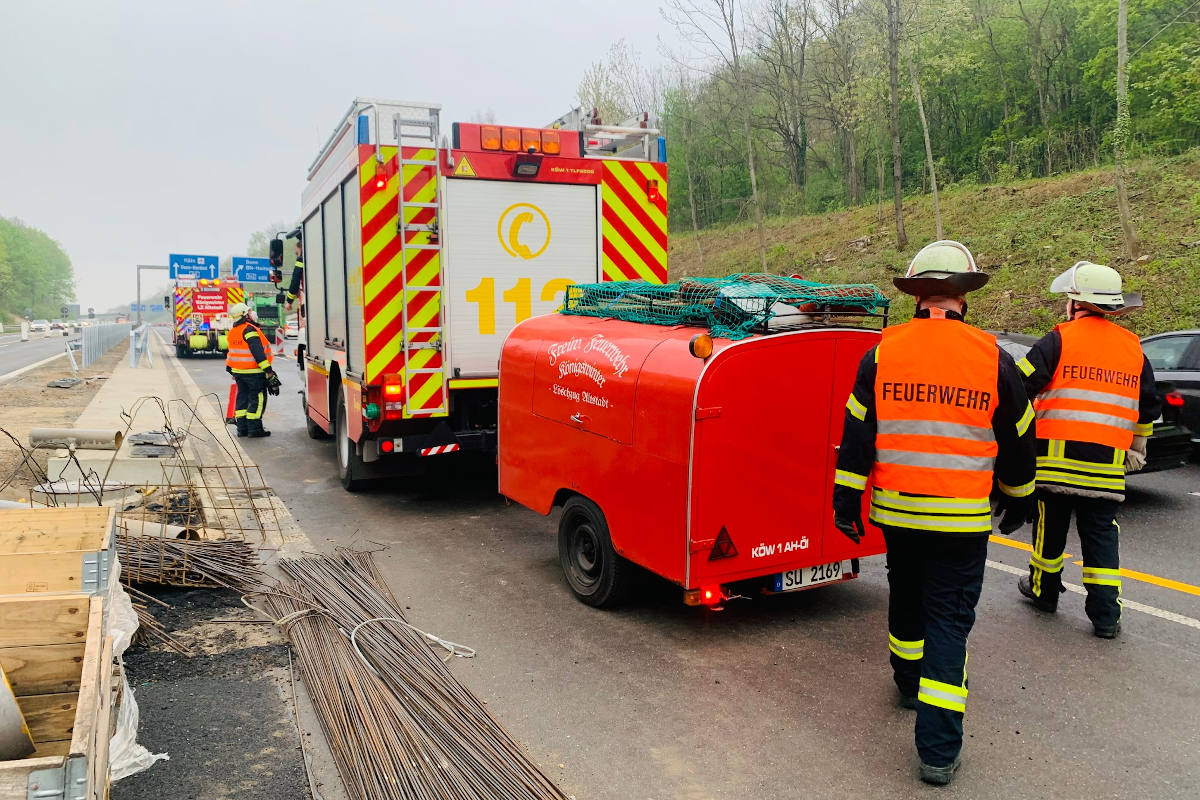 B42 Oberkassel – PKW überschlägt sich auf Bundesstraße