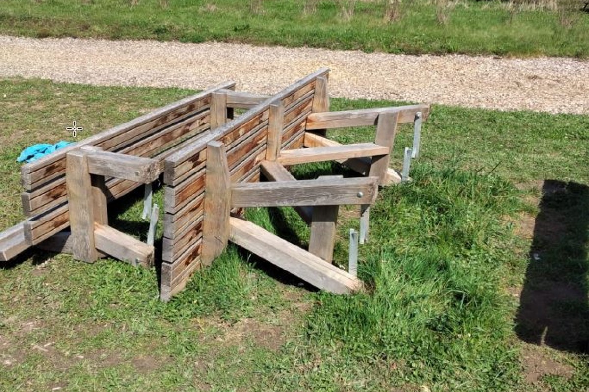 Schweighofen - Vandalismus auf Spielplatz - Verletzungsgefahr für Kinder