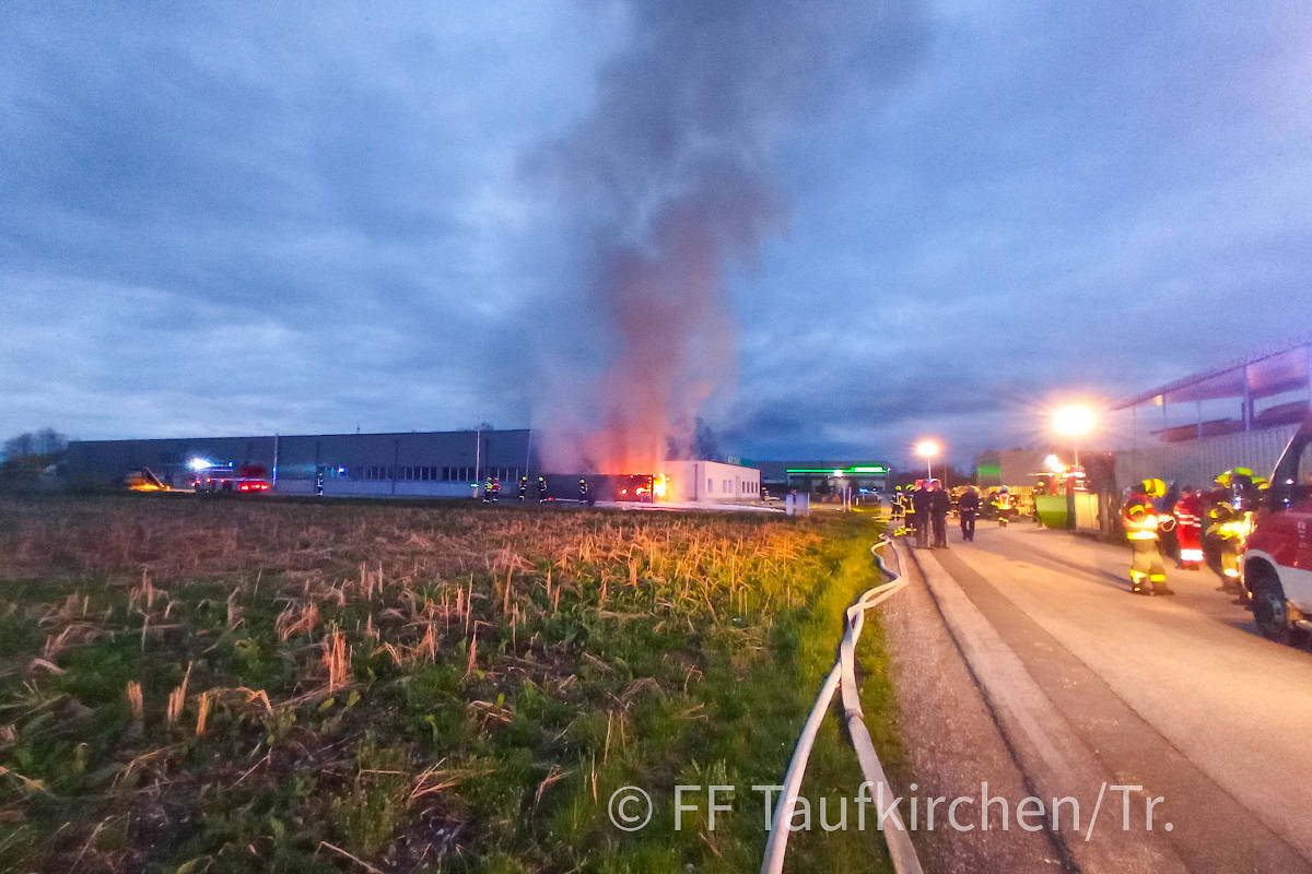 Brand in einer Lagerhalle