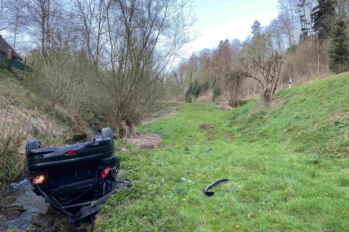 Das Auto erlitt Totalschaden.