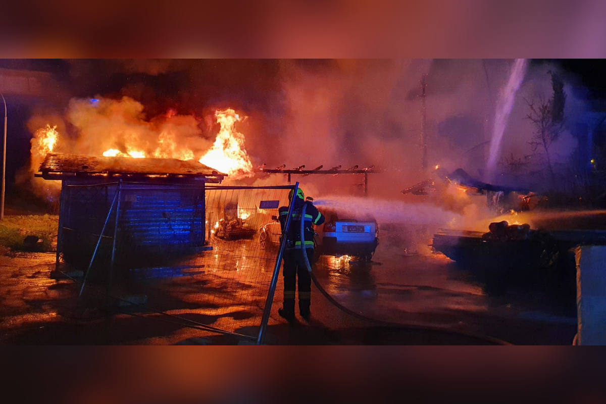 Löscharbeiten beim Brand der Gerätehalle in Fürnitz
