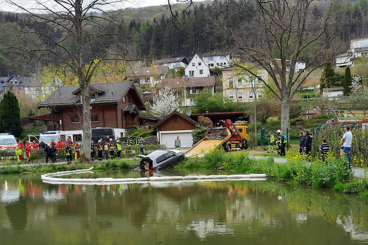 PKW  landet in Weiher – Feuerwehr und DLRG unterstützen bei der Bergung