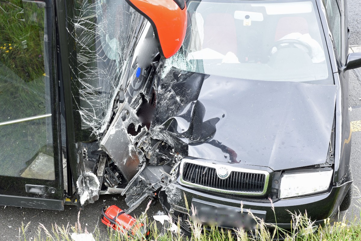 Rothenburg LU - Autofahrerin weicht aus verursacht Frontalkollision mit Linienbus
