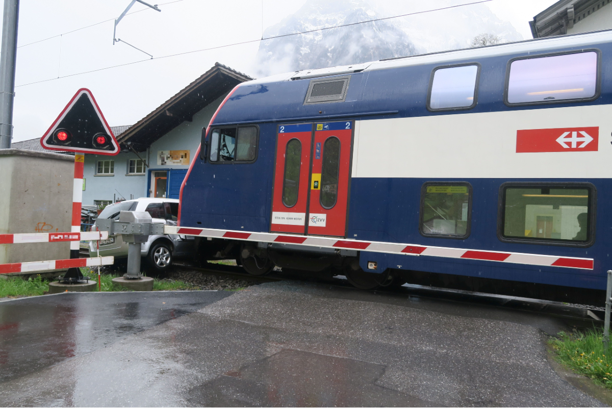 Glarus - Auto bleibt zwischen den Bahnschranken stecken - Totalschaden