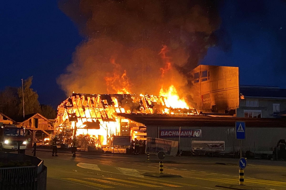 Brand zerstört Lagerhalle