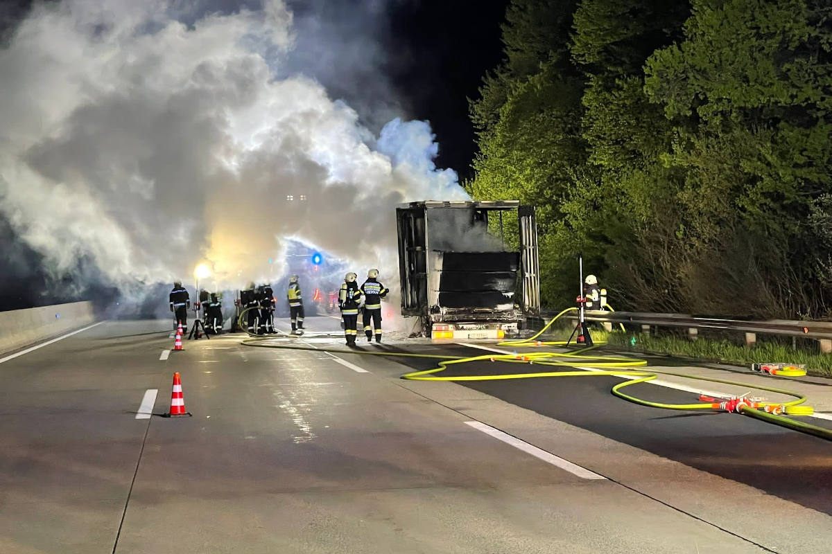 Lkw in Flammen aufgegangen auf der A2