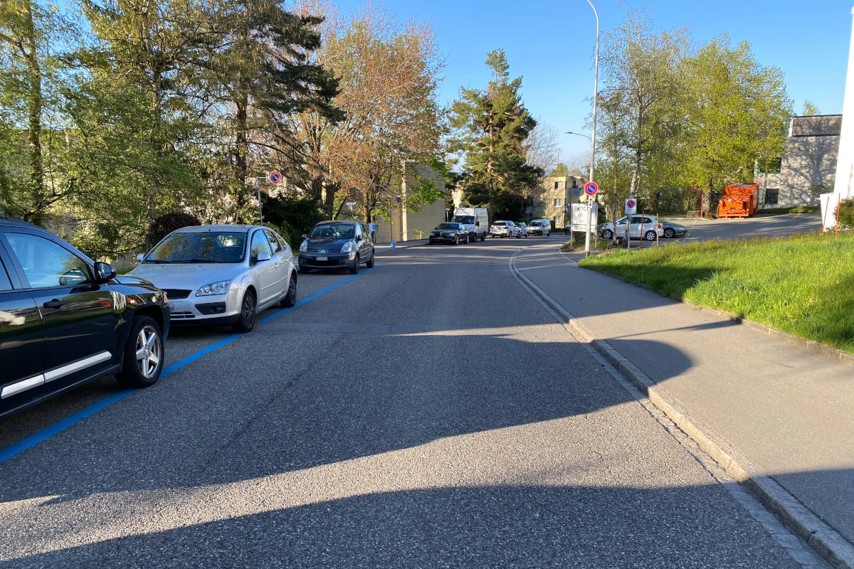 E-Bike-Fahrer prallt gegen Autotüre