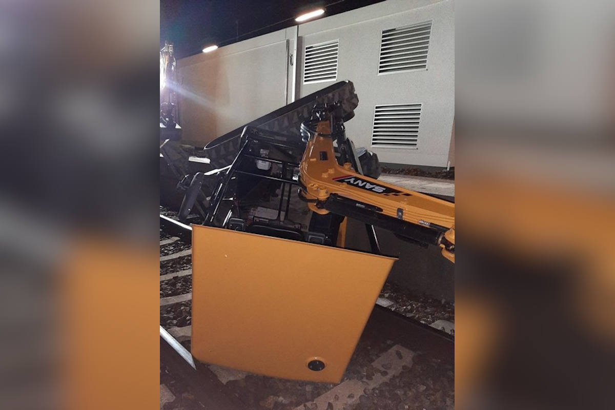 Unfall bei Bauarbeiten am Hauptbahnhof – Kleinbagger stürzt ins Gleis