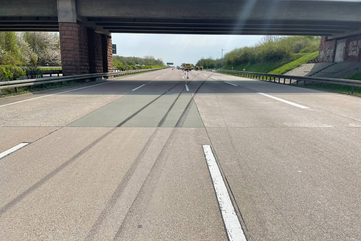 Schwerer Verkehrsunfall nach Reifenplatzer A4