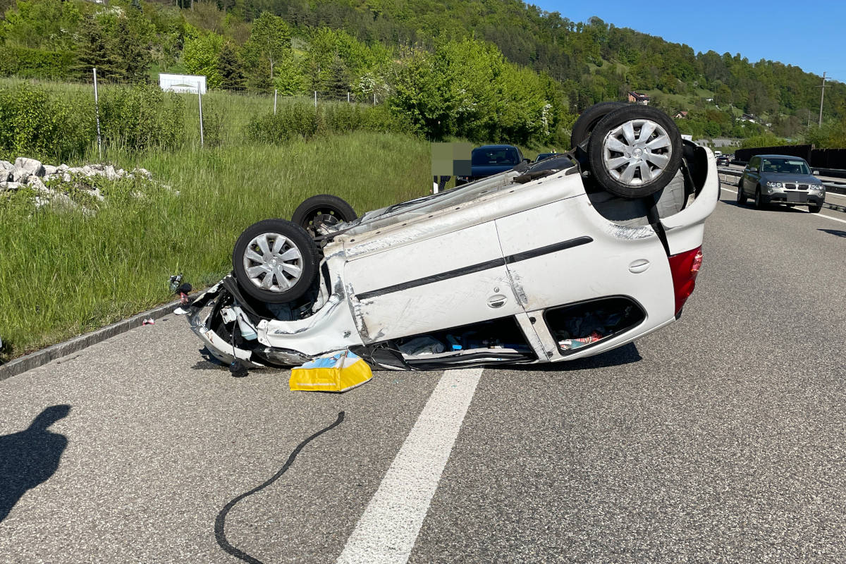 Fahrzeug bei Selbstunfall auf der A3 bei Hornussen überschlagen