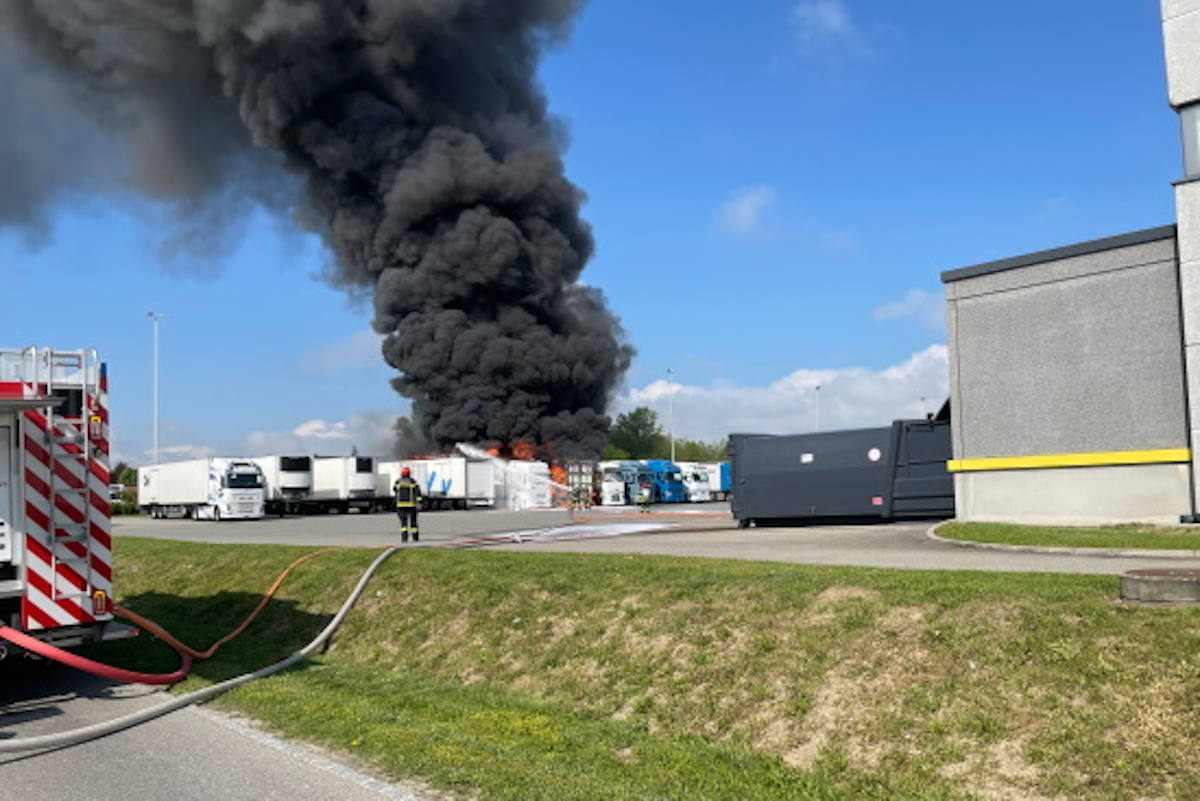 Domdidier FR – Brand von mehreren Lastwagen