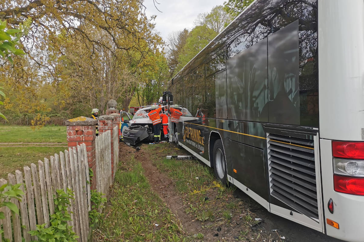Transporter kollidiert mit Schulbus – Fahrer schwerstverletzt eingeklemmt
