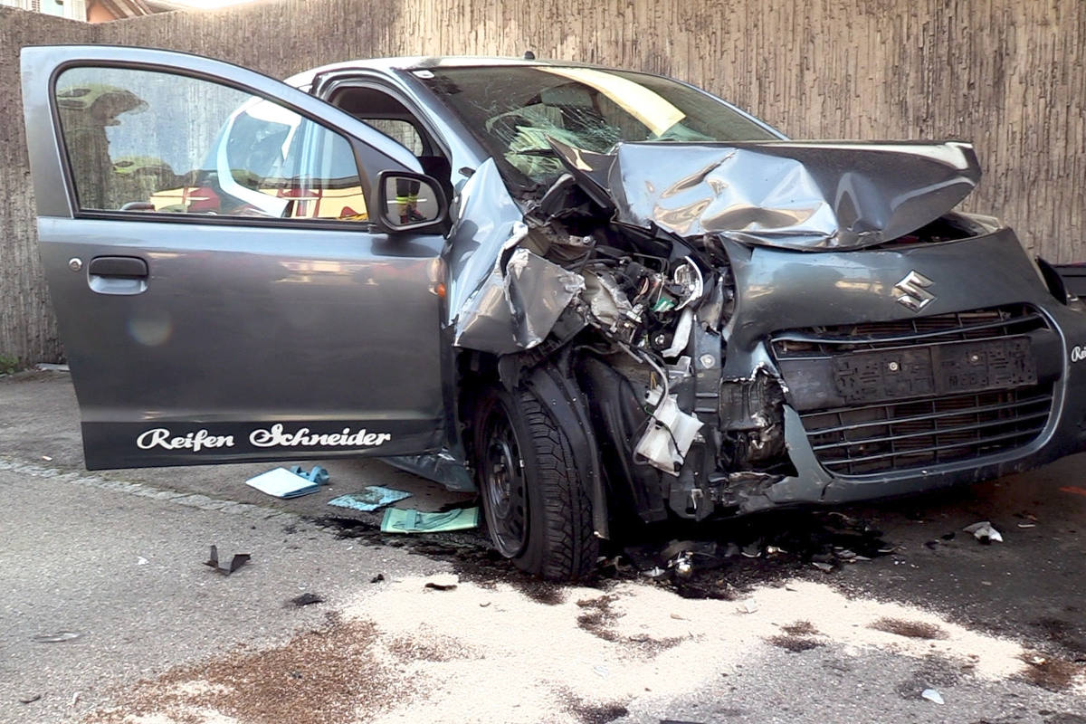 Auto fährt ungebremst in eine Bushaltestelle in Lustenau