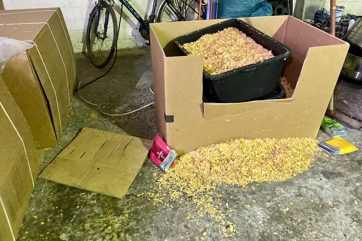 1,1 t illegalen Wasserpfeifentabak sichergestellt, 2 Personen vorläufig festgenommen