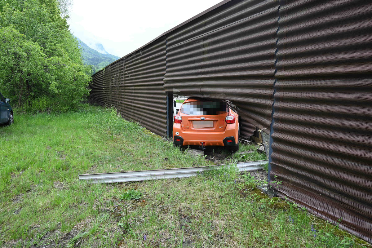 Auto durchbricht Lärmschutzwand an der A3