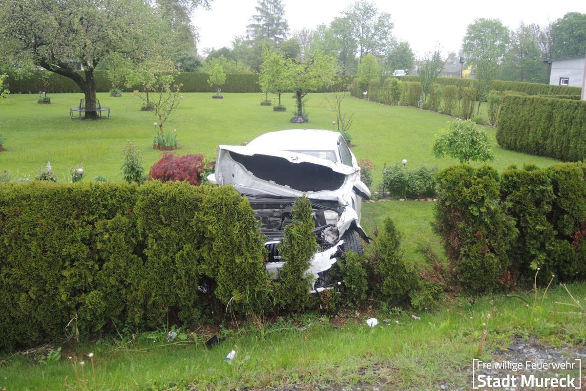 Auto prallte gegen Hausmauer in Mureck