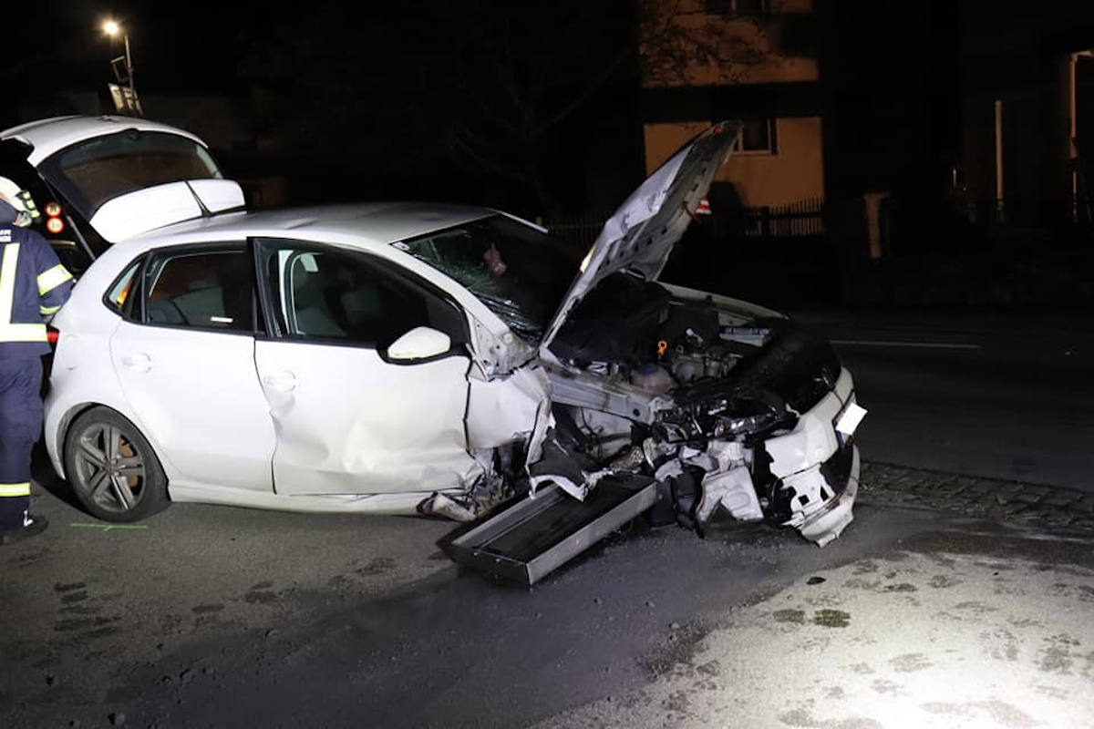 Pkw-Lenker prallte gegen Steineinfriedung