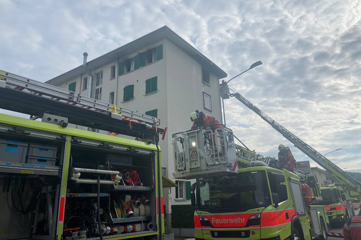 Stadt Zürich – Brand in Mehrfamilienhaus erfordert Grossaufgebot