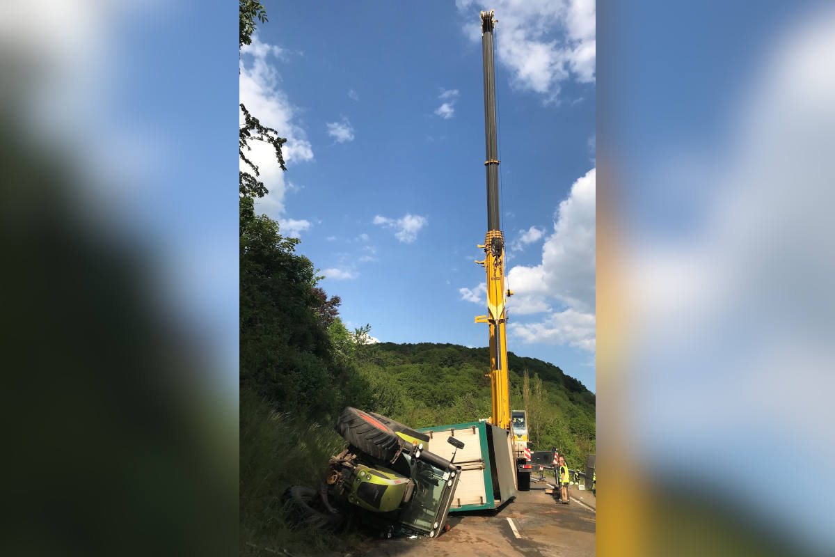 Traktorgespann mit lebenden Schweinen kippt auf entgegenkommendes Fahrzeug