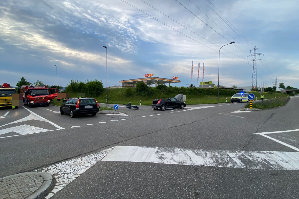 Oberentfelden AG - Autolenker missachtet Vortritt - drei Personen verletzt