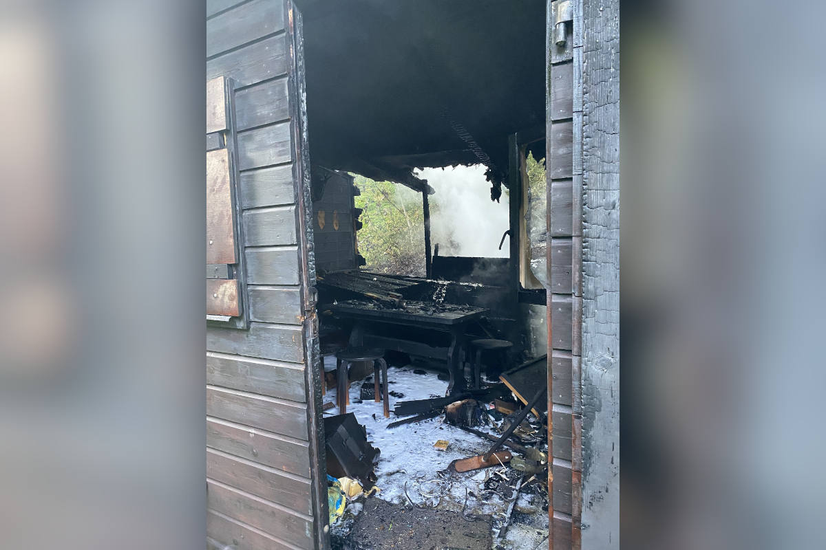 Buckten BL – Holzstapel und Jagdhütte in Brand geraten