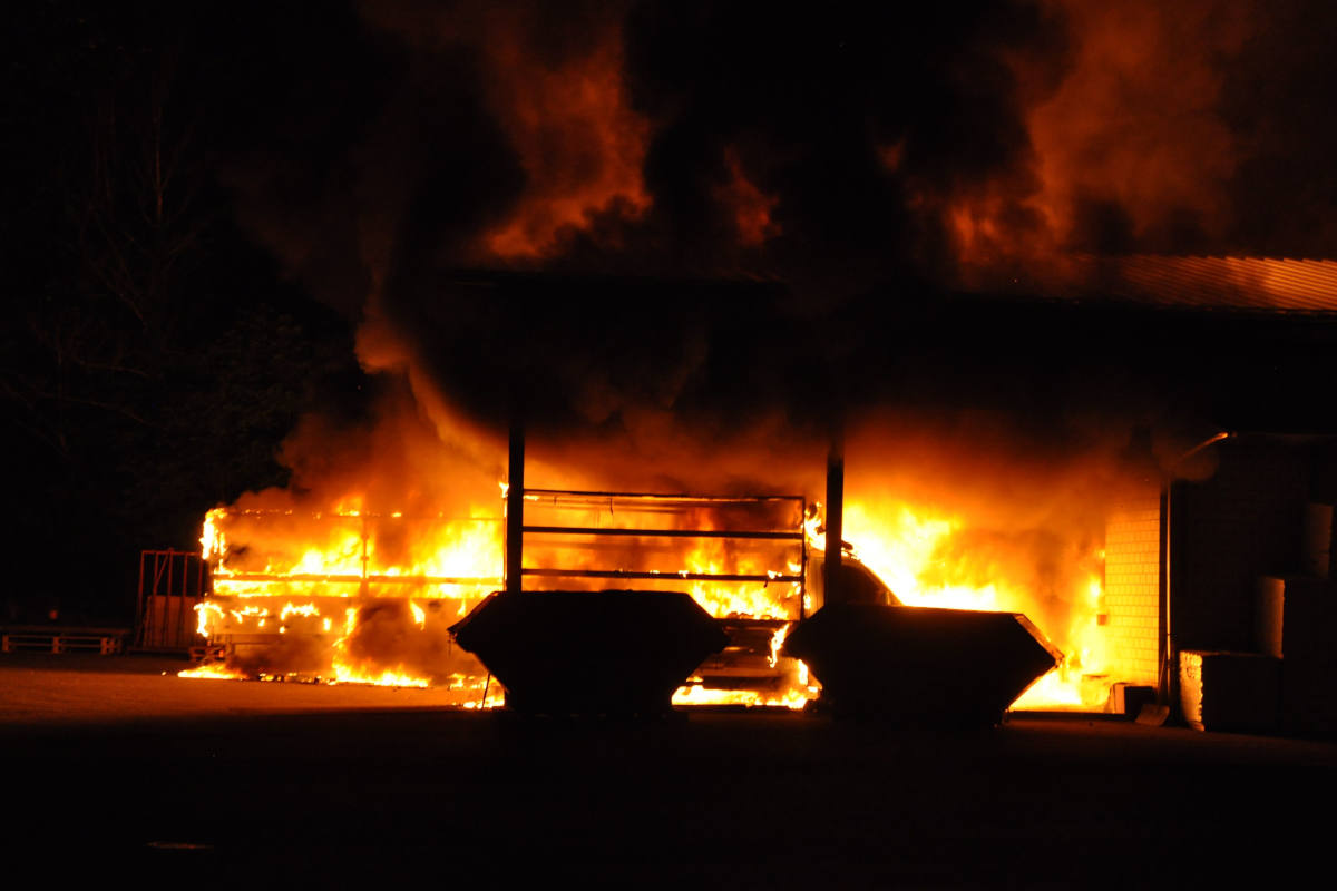 Lager- und Bereitschaftshalle abgebrannt
