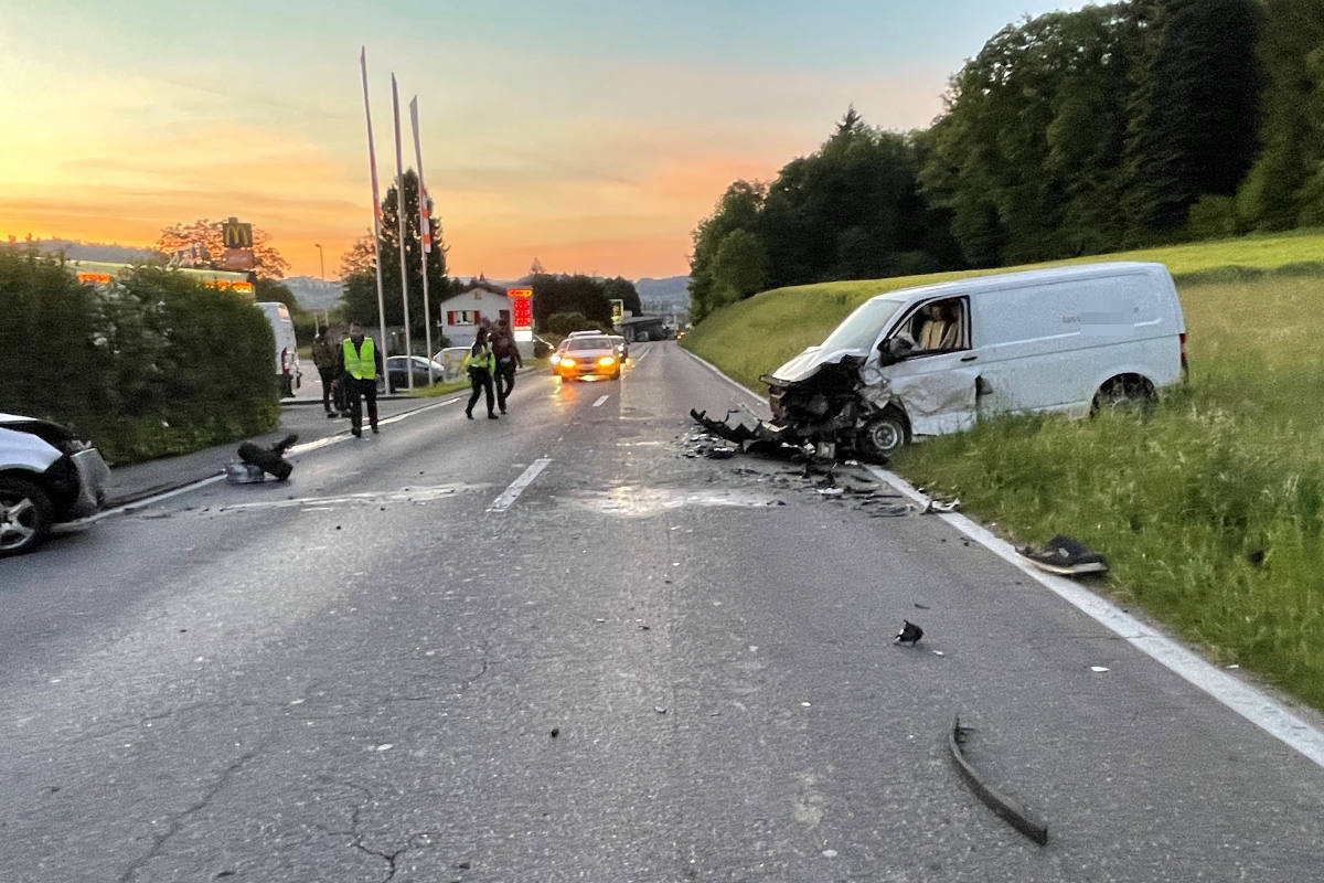 Alkoholisiert heftige Kollision verursacht in Hendschiken AG