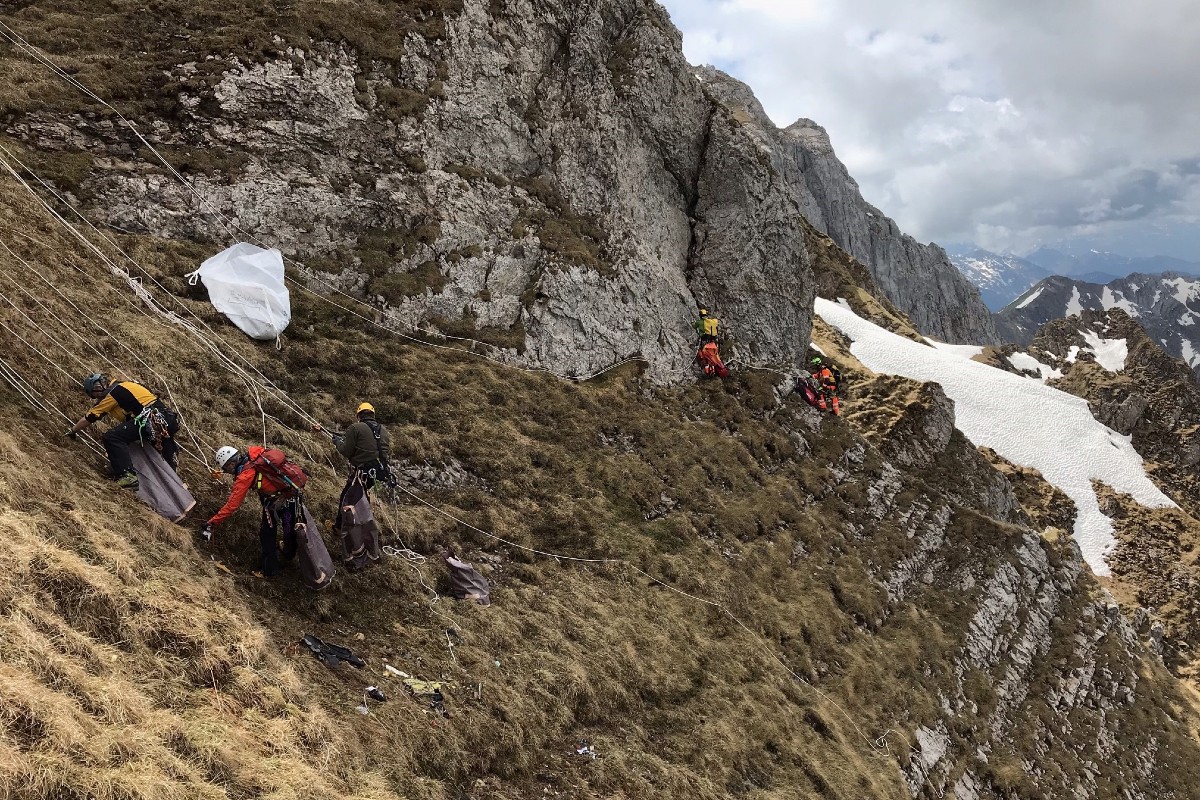Bilder von der Bergung der Wrackteilen vom Flugzeugabsturz im gebiet von Nesslau SG.