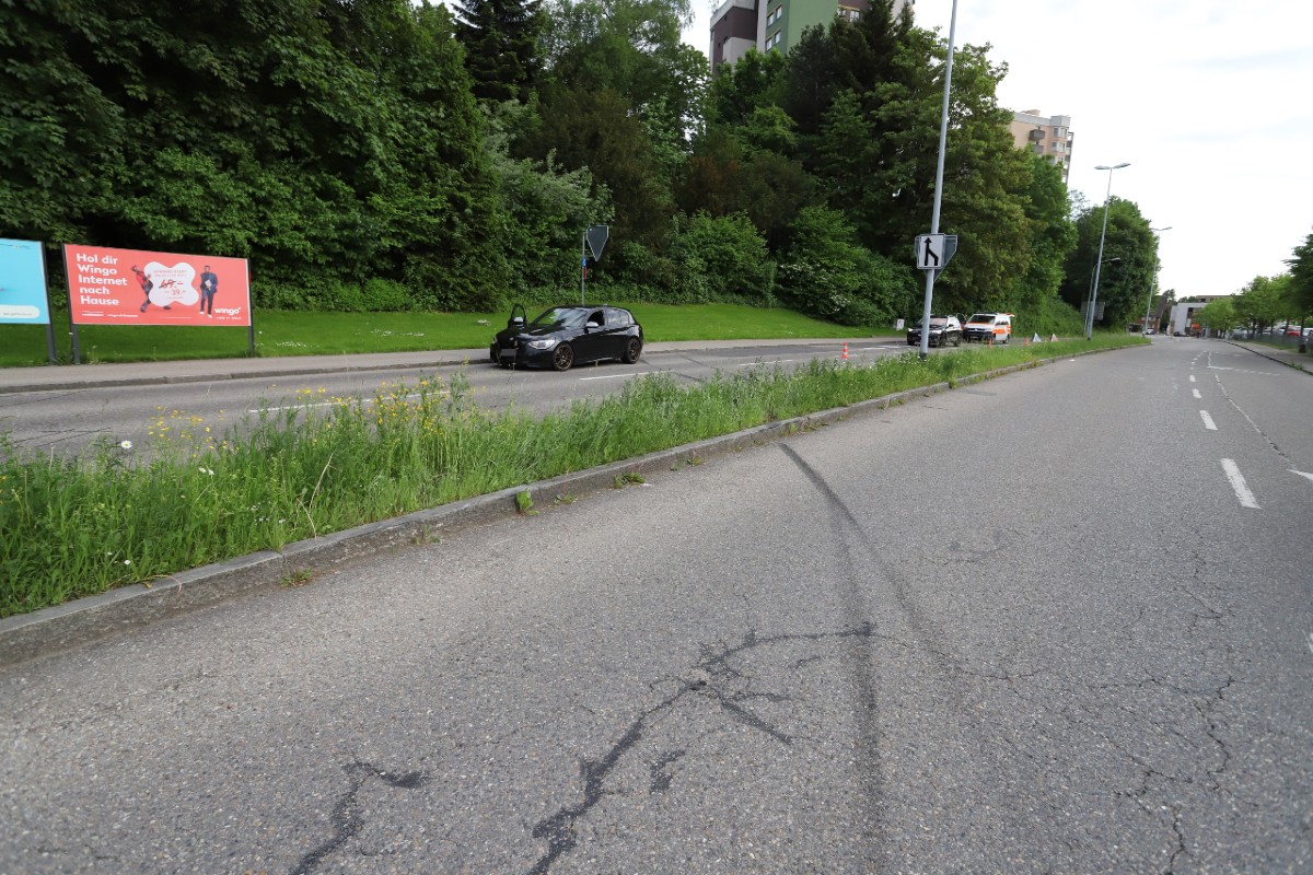 Kontrolle über BMW verloren und verunfallt.