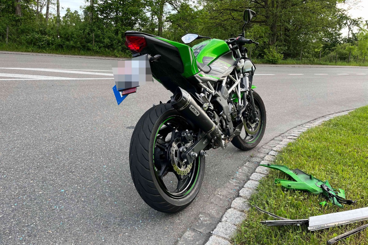 Lömmenschwil SG - 79-jähriger Autofahrer fährt beim Abbiegen in 17-jährigen Motorradlenker
